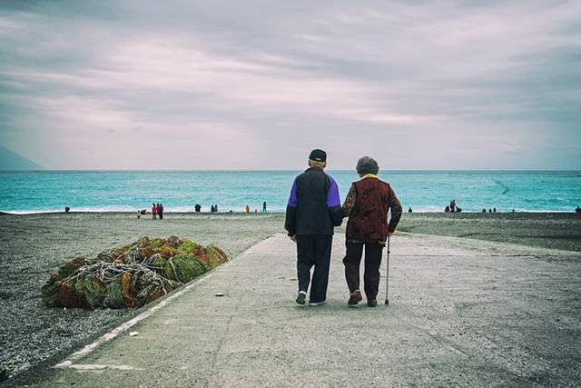 游记详情 坐在七星潭岸边的小小人儿,玩儿着石头,看着大海,听着海浪