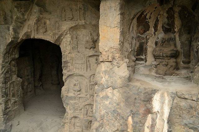 普泰洞,火烧洞,慈香窑,路洞等,为北魏时期的代表洞窟;潜溪寺,宾阳南洞