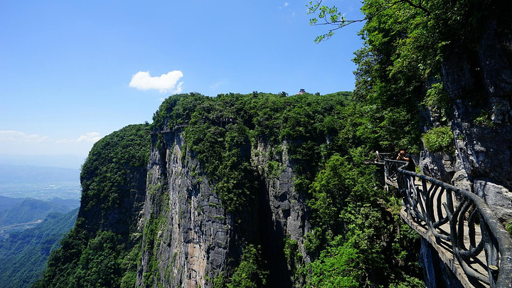 以及玻璃栈道险绝无比,令人惊叹倍感刺激_天门山国家森林公园"的