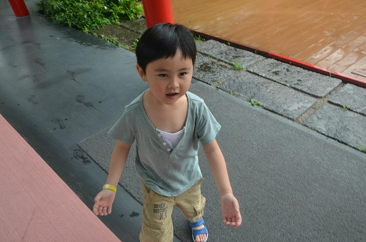 一如你小时候.进门都会有人主动提供免冲洗手液.吃点水果吧.