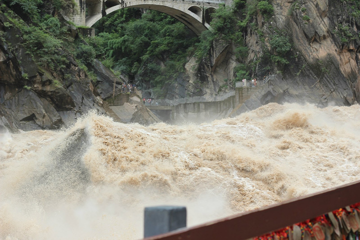 "虎跳峡水流湍急,气势雄伟壮观,这里不光景色迷人,更有望建成比