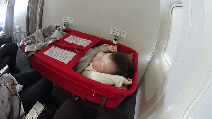 关于飞机上带娃问题