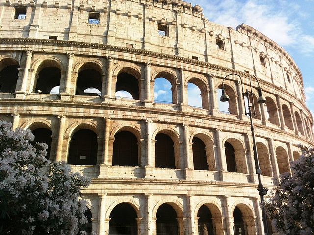 eum the roman coliseum 有部分地方在整修.