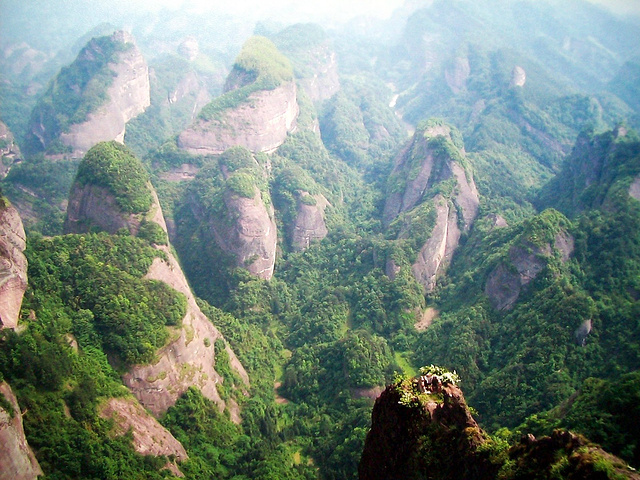 "继续前往最有代表性的八角寨风景区游览（30元），道路狭窄、陡峭，可骑马从马道上山_桂林丹霞八角寨景区"的评论图片