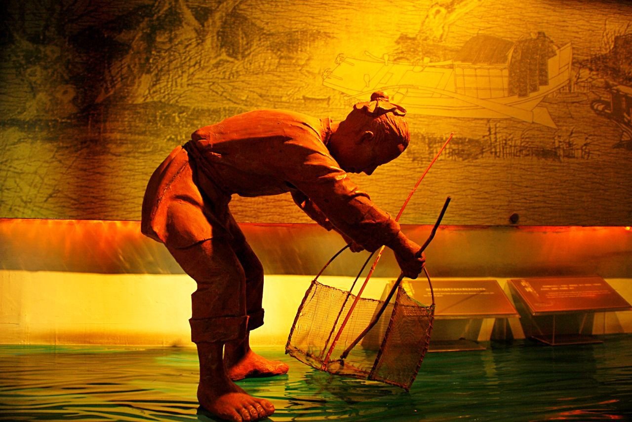 发明与使用的渔业工具也是多种多样,蚬江渔唱陈列了非常多的打鱼用具