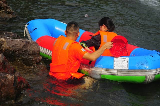 龙王山峡谷漂流