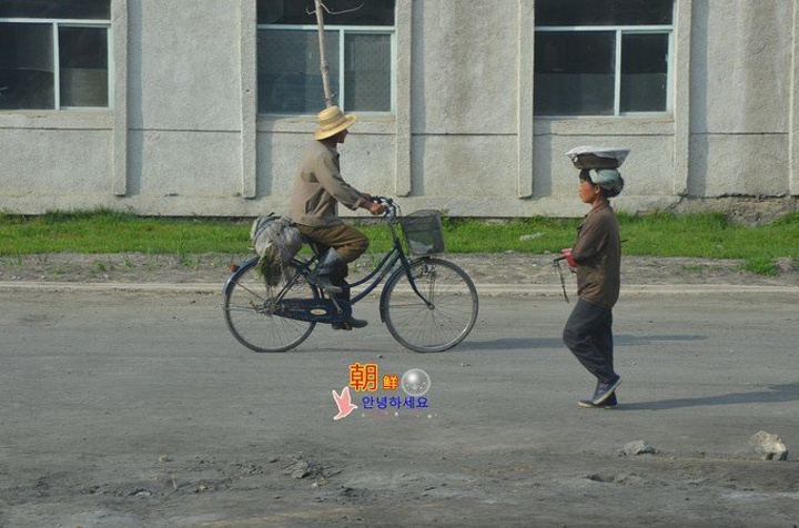 "时不时冒出的时代特征明显的公交车和大巴，不断提醒我这俨然是70年代的中国。公交车咣当咣当从身旁驶过_平壤站"的评论图片