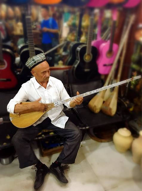 街上一家店里老人弹着的这个乐器叫都塔尔