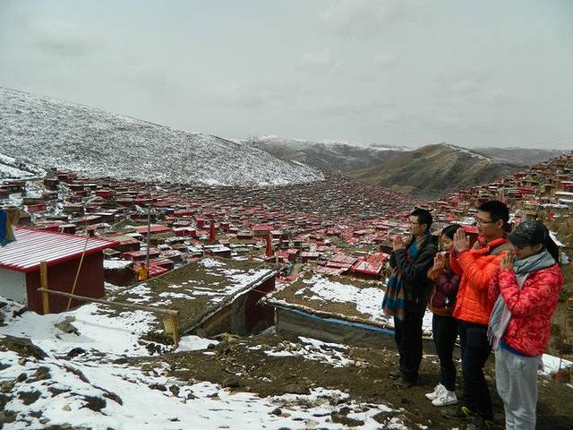 信仰者的修行圣地--色达佛学院