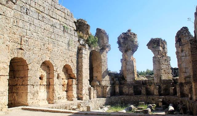 北部一个部族赫梯人的聚居地… 帕尔格古城遗址距离安塔利亚18公里,在