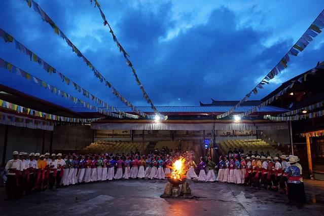 摩梭族篝火晚会