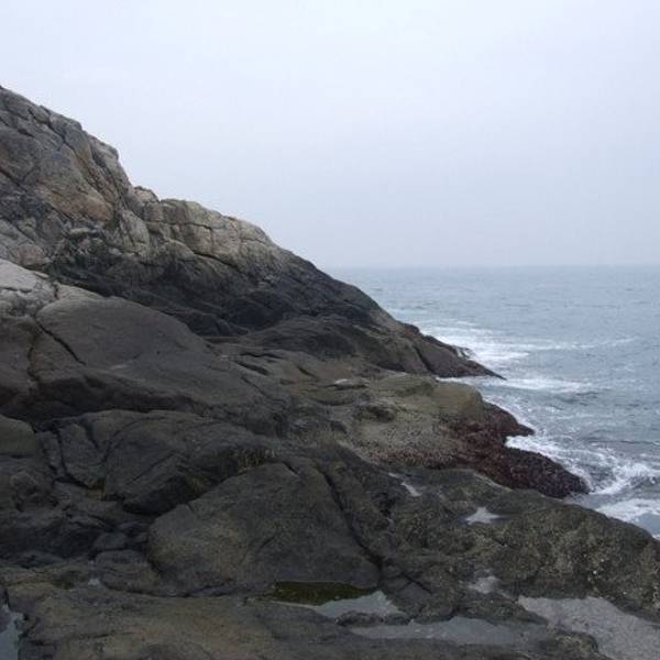 石梅湾内一无人岛,距兴隆旅游城区12公里,西面与海南岛陆地遥遥相对