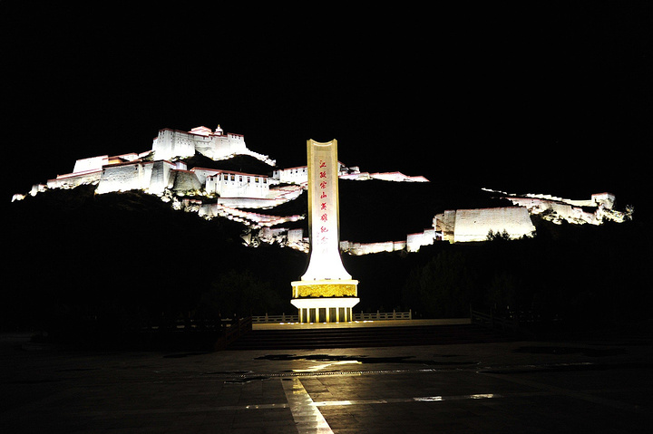 找到的旅店就在江孜古堡边上,顺便拍了古堡夜景_江孜宗山古堡"的