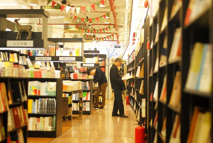 "而我却对联合书店的印象特别深刻，每次经过总会给这里预留一些时间，这里有着纯净的书香，人们捧着心..._联合书店(北京路店)"的评论图片