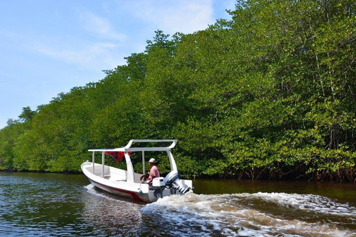 快艇拉着香蕉船在水上开很好玩镜头拉近可以清晰的看到海岸线一道道水