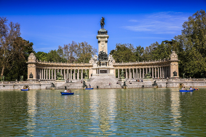丽池公园(retiro park)是马德里最著名的公园十七世纪由菲利浦四世