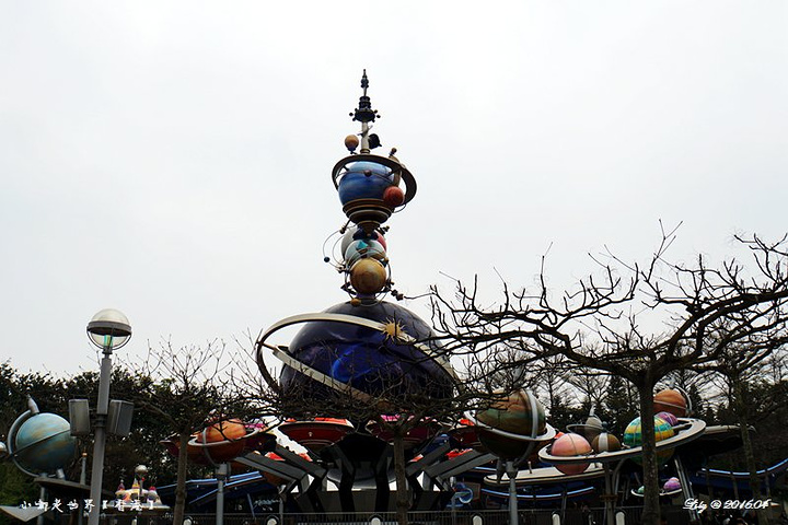 65飞越太空山102cm这个算是迪士尼里最刺激的项目了就是个室内的小型