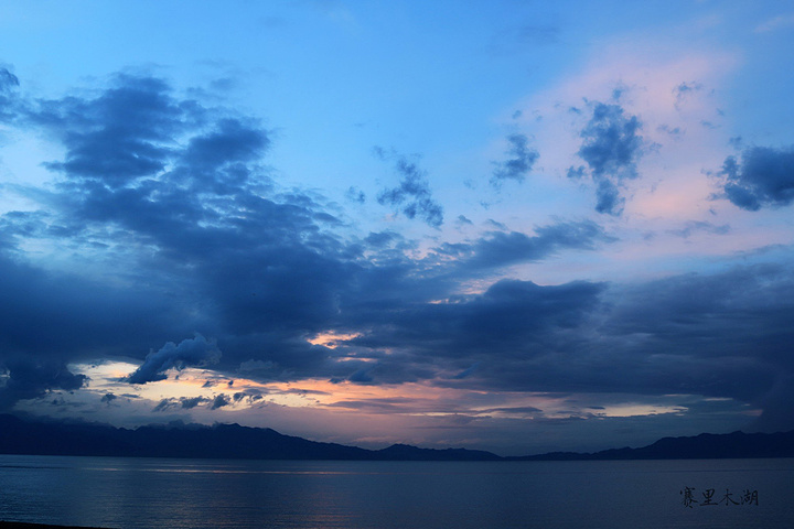 关于赛里木湖有着太多的传说,比如湖怪、湖心