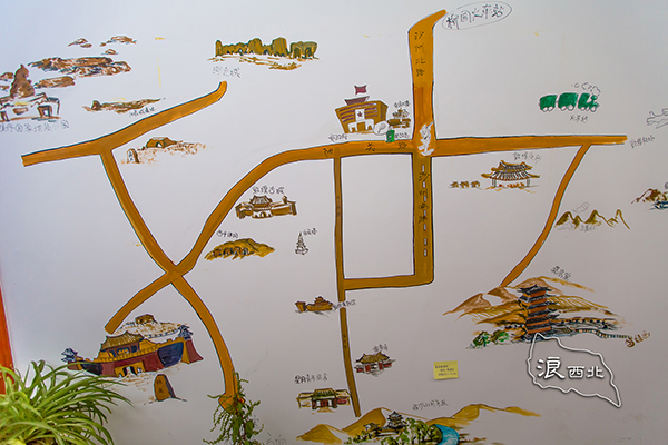 从进门的墙上就画满了这样的手绘插图,这是敦煌所有著名景点的地图,能