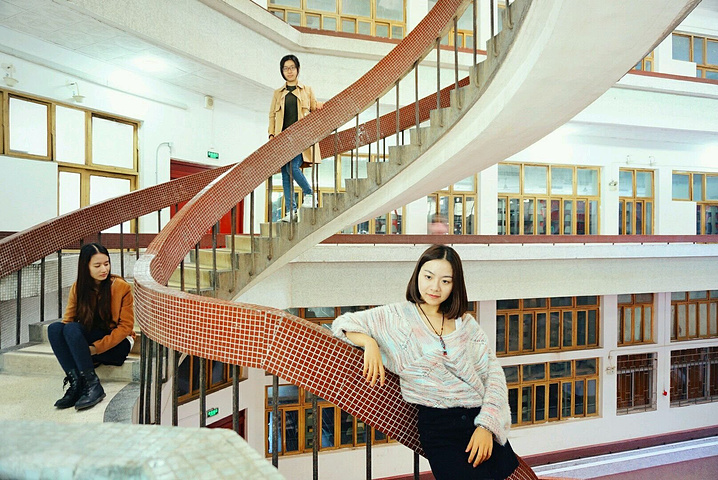 去河海大学完全是为了拍因致青春火起来的旋转楼梯从图书馆的门口进去
