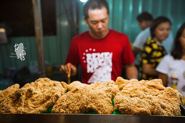 "最不值的要数烤帆立贝，感觉连食材都不太新鲜。夜幕降临的时候，垦丁大街两边各种小吃摊开始出摊_垦丁夜市 "的评论图片