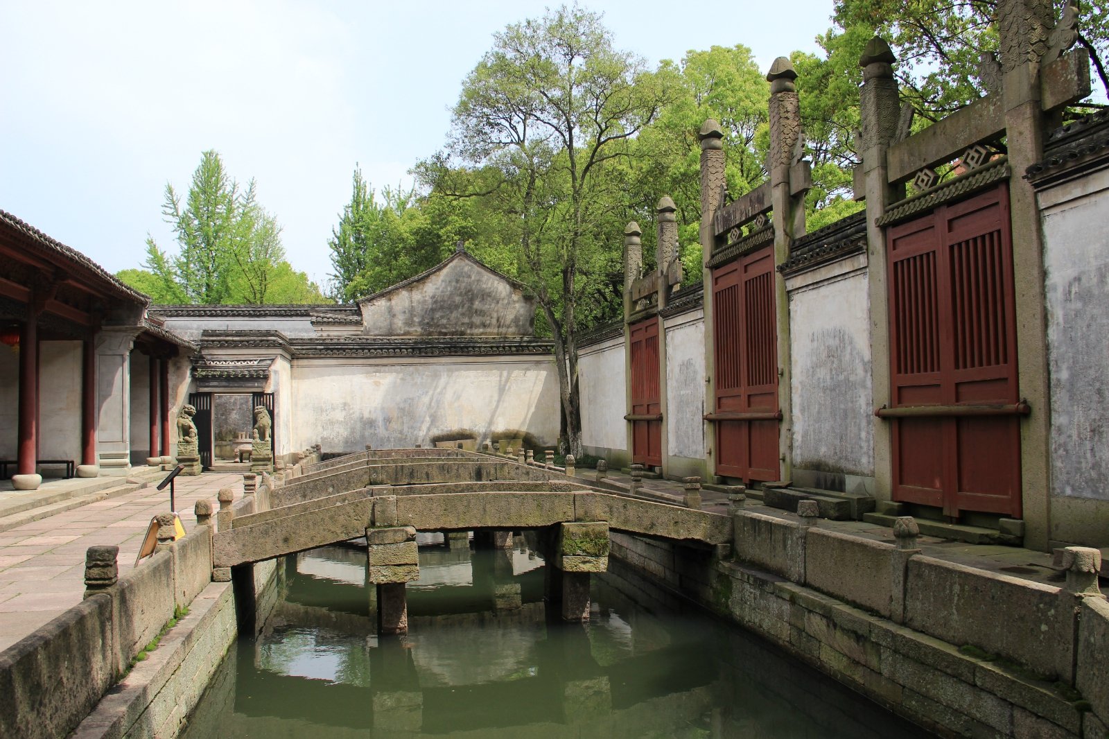 慈城古镇内有众多景点开放参观可以买一张通票比单独买景点票便宜很多