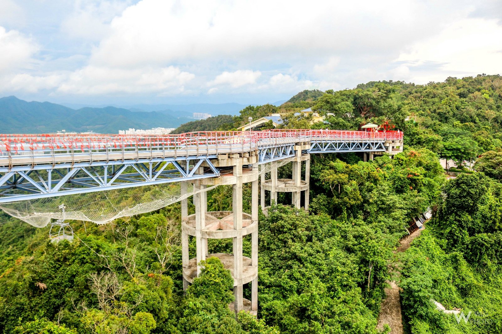 三亚凤凰岭公园的门票是包含缆车的进门后走上台阶就是缆车的下站完全