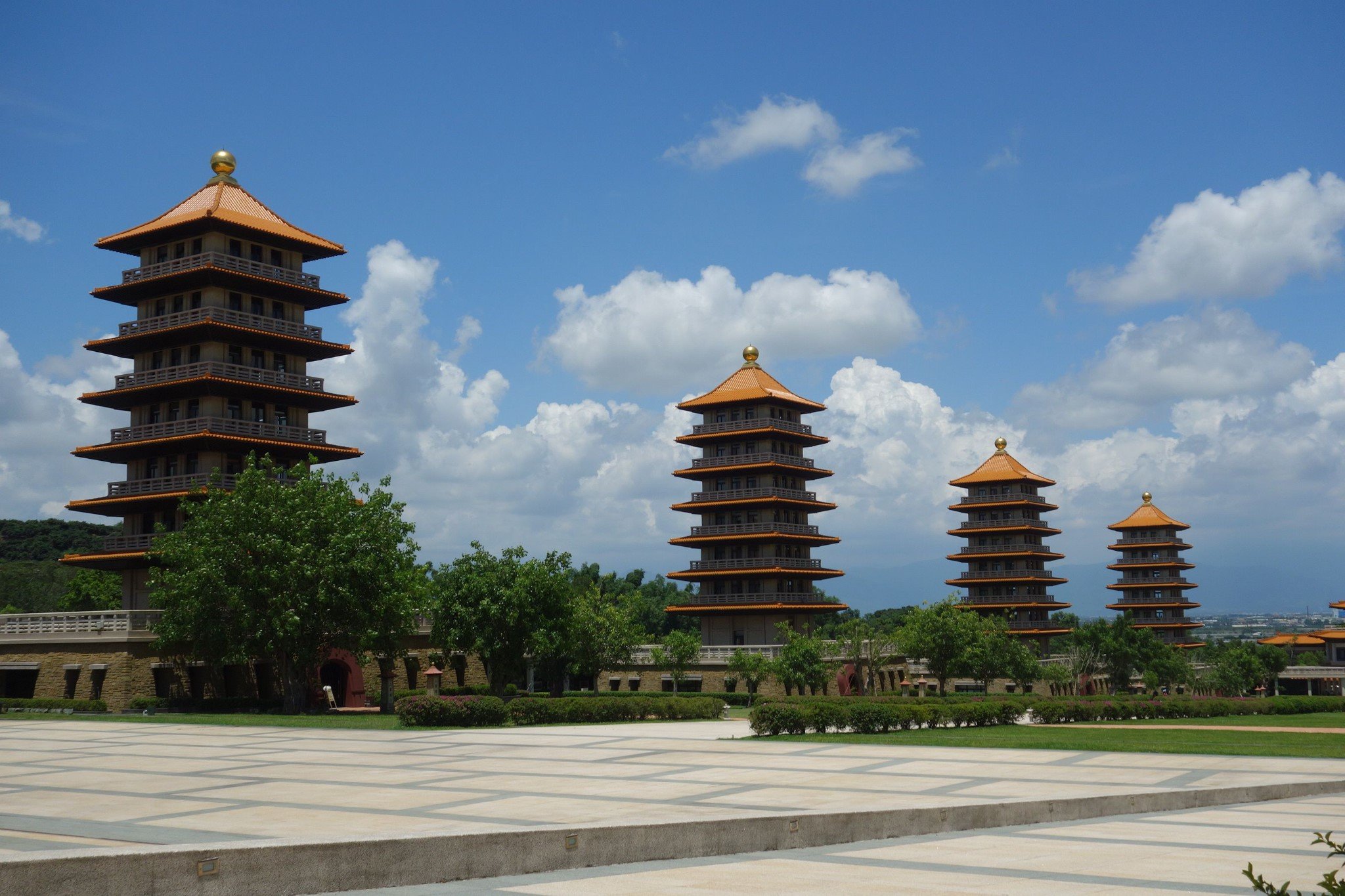 佛馆并设有一千五百人专业表演剧场"大觉堂",为全球文化教育交流