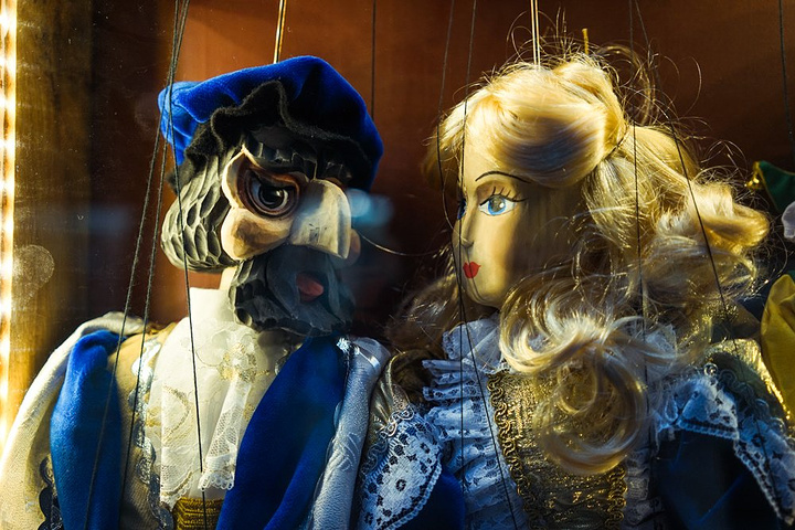 在好几家木偶店里总能听到亲切的乡音,看来木偶的价值不便宜嘛_布拉格