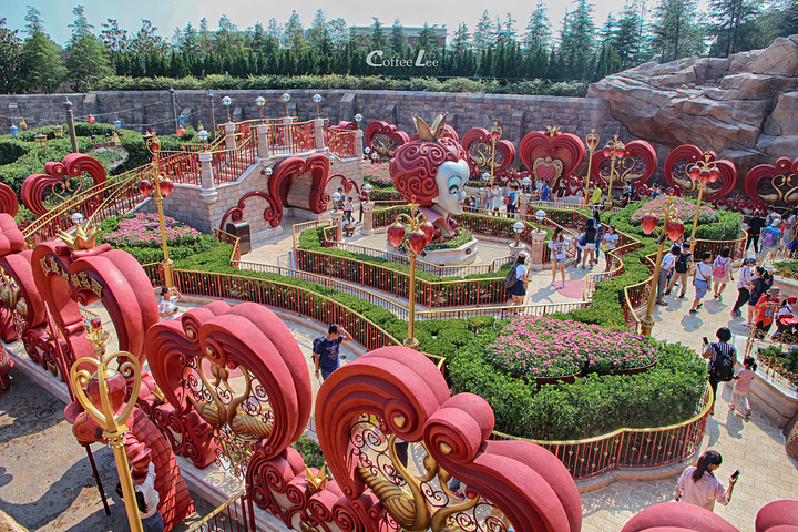 过桥的时候向下一望是爱丽丝梦游仙境的场景一般依靠纸质门票进入安检