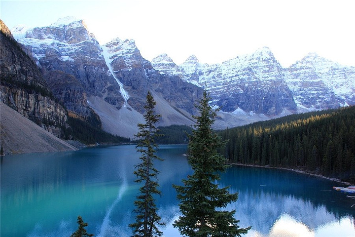 回到路易斯湖,太阳还没落山,前往翡翠湖,非常美丽