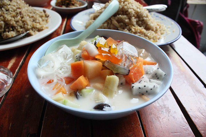 "然后带我们去了《步步冷饮》这个地方是缅甸人开的一家饭店，价格适中，菜品丰富，饮品新鲜，非常值得一去_步步冷饮店(南卯街店)"的评论图片