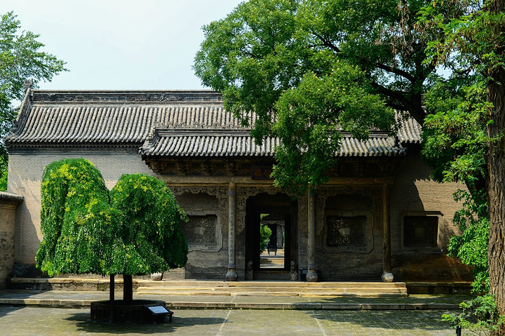 "非常喜欢这个花园，里面有大大小小的石狮雕像无数，所以叫做百狮园。木雕亦是很精致的。是不是完全的江南风_常家庄园"的评论图片