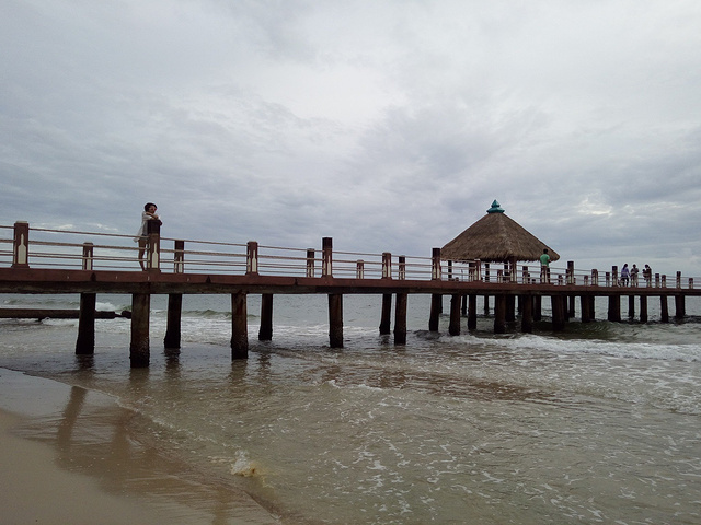 风景是不是不错,亲临大海,然而.酒店沙滩的一角,白色沙滩,很美~真好.