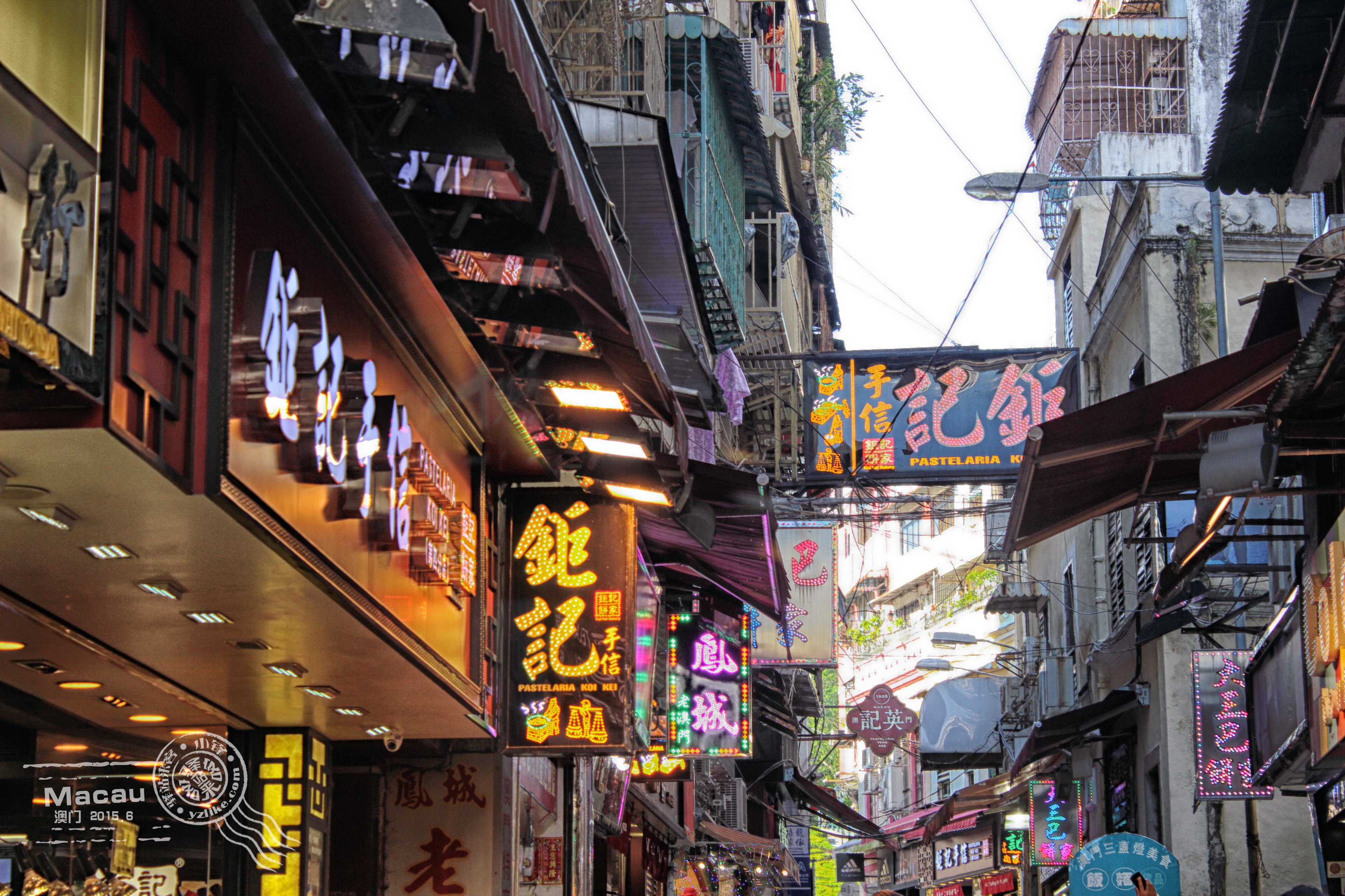 钜记算得上是澳门赫赫有名的手信店了最初在街头一角以推车仔卖花生糖