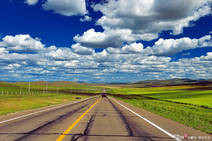 转个弯走风景就不一样啦天空中云多了不少一望无际的草原上满眼的牛羊