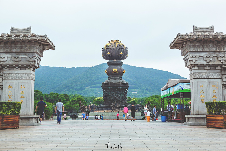 "场面非常宏大。九龙灌浴，讲的是如来出生即得道的一个故事场景，整个喷水效果和音乐氛围都做的很大气_九龙灌浴"的评论图片