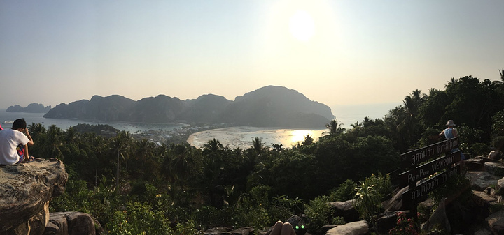 "下午4点多就开始出发去皮皮岛的观景台（Phi Phi Viewpoint) 观看皮皮岛的全景和日落_皮皮岛观景台"的评论图片