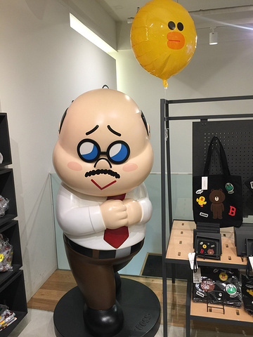 大叔,你知道你这个姿势很搞笑吗,哈哈哈,二楼卖点衣服包包什么的