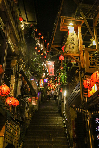 21九份著名的基山街 也是千与千寻的灵感来源地之一 从底层往上看 红彤彤的灯笼 亮黄色的灯光和两旁 基山街 评论 去哪儿攻略