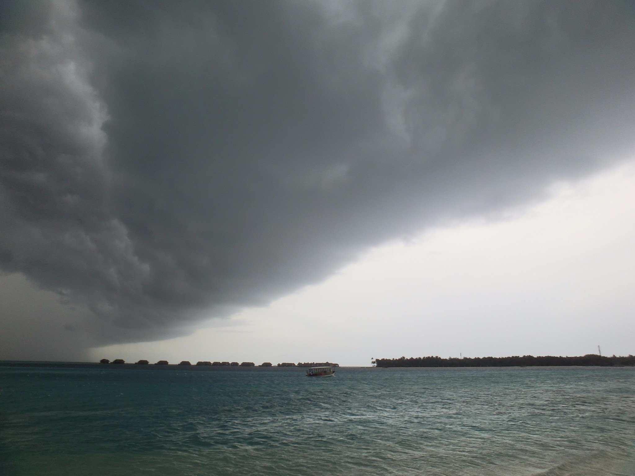 海岛的乌云真是太魔幻了.这个时候为了赶回酒店把手机也掉了