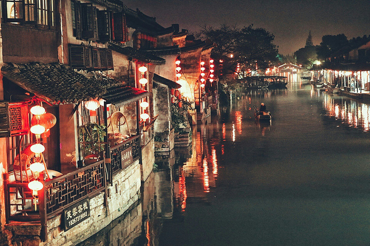 所以大晚上浪在里边觉得这样真好假如灯火和喧嚣是构成一派夜景的必要