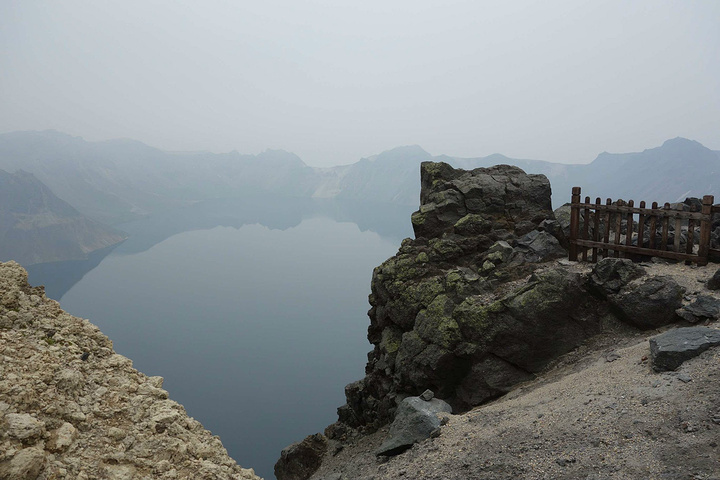 2017长白山天池是中国最深的湖泊,又是海拔最