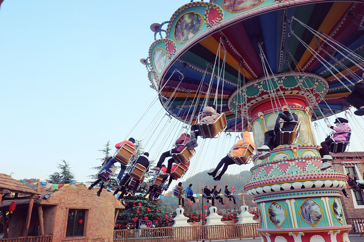 玩摩天轮的人超多,排队需要很久.里面各种吃的玩的