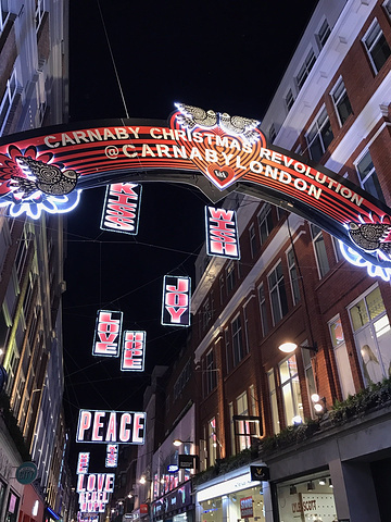 oxford circus站8号出口上来左手边就看到了,小清新的圣地