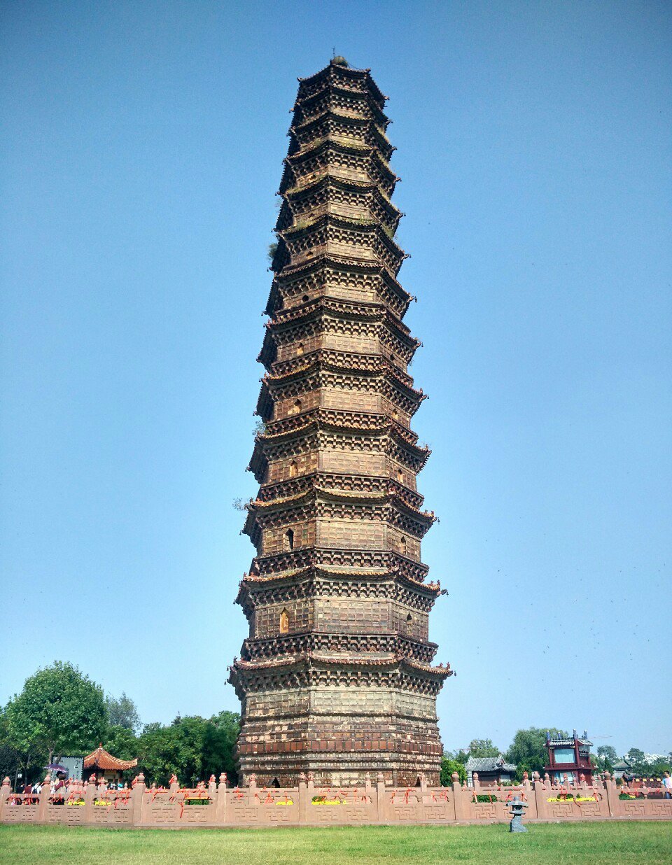 更方便一些的是打车直接到到河大南门,开封打车不贵.