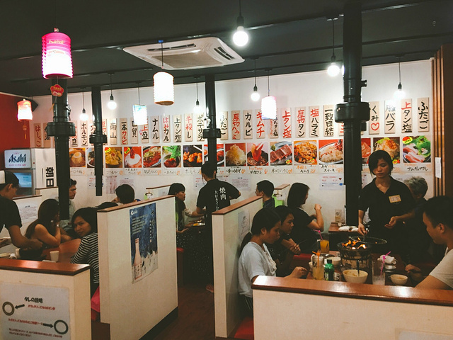 如果要给这个烤肉店打分的话,我给它101分,1分给在服务.