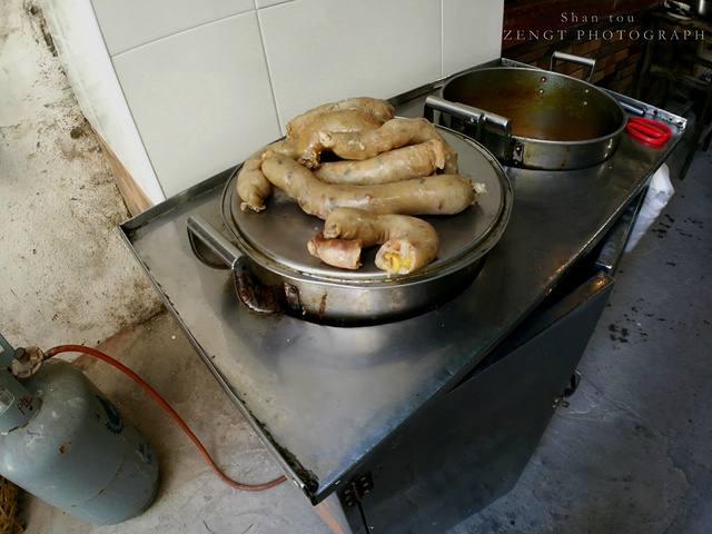 猪肠胀糯米也是小店的特色美食。这四个字的潮