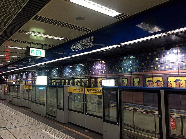 极接近新北市汐止区界(仅250米),为台北捷运文湖线与板南线交会的