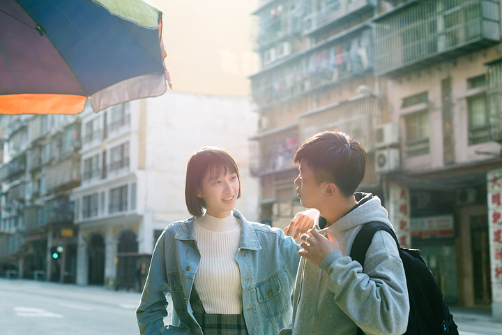 开始各种摆动作照片拍起来了。坐免费巴士到了